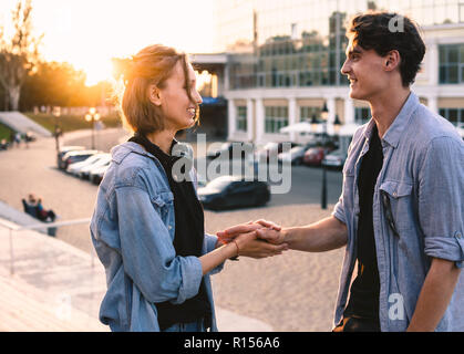 Reizende junge Hipster Paar dating im Sommer Sonnenuntergang. Stockfoto