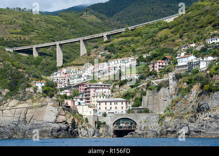 Eisenbahnbrücke von Riomaggiore nach Manarola als Teil der Cinque Terre an der ligurischen Küste von Italien, Europa Stockfoto