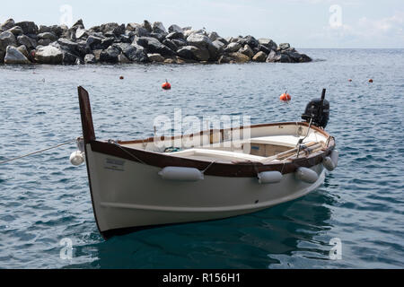 Fischerboote im Hafen von Manarola, eines der Dörfer der Cinque Terre an der ligurischen Küste von Italien, Europa Stockfoto