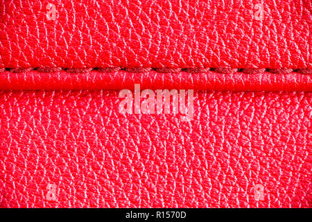 Zwei Schichten aus rotem Leder Textil Nähte dicht unter hoher Vergrößerung schließen detail Fotografie als Oberflächenstruktur Hintergrund genäht. Stockfoto