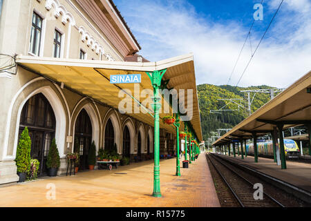 Sinaia, Romaina - September 27, 2018 - Bahnhof in der historischen Stadt Sinaia, Heimat von Ski Resort und Royal Schloss Peles Stockfoto