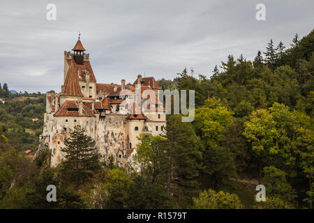 Bran, Rumänien - 27. September 2018: Die berühmten mittelalterlichen Schloss Bran in den Karpaten, Siebenbürgen, Rumänien. Stockfoto