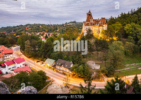 Bran, Rumänien - September 27, 2018: Nachtansicht der berühmten mittelalterlichen Schloss Bran in den Karpaten, Siebenbürgen, Rumänien. Stockfoto