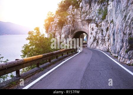 Tonnel auf der einzigartigen und berühmten Strada della Forra Scenic Road an der Höhlen von Pieve Tremosine zu Stockfoto