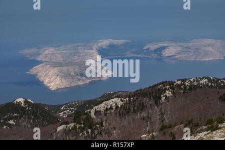 Die nördliche Dalmatinische Küste von der Velebit Gebirge, am südlichen Ende der Insel Krk, Kroatien. Stockfoto