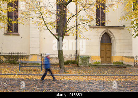 Seitliche Tür der gotischen Kirche in saazer Stadt. Herbst. Der Tschechischen Republik. Stockfoto