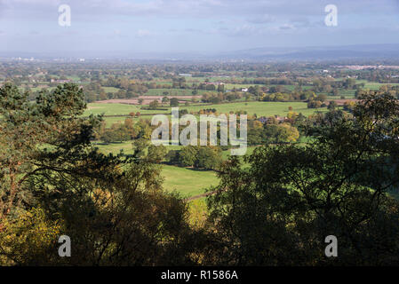 Blick auf die Landschaft von Cheshire von stürmischen, Alderley Edge, Cheshire, England. Stockfoto