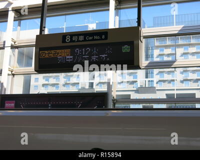 Foto der Zeichen für Auto Nummer 8 auf der Plattform in der Kyoto Station und zeigt die Ankunft des nächsten Bullet Zug nach Tokio; Oktober 2018; Stockfoto