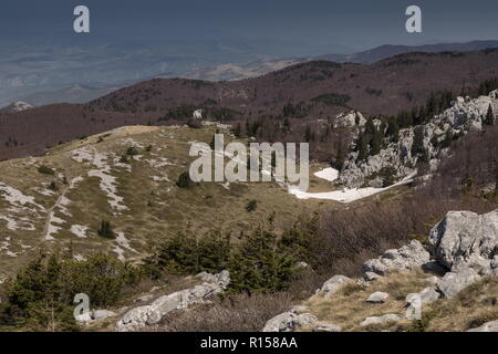 Der Kalkstein Karst Landschaft des nördlichen Velebit Gebirge um Zavižan - Balinovac - Velika Kosa, im nördlichen Velebit Nationalpark. Kroatien. Stockfoto