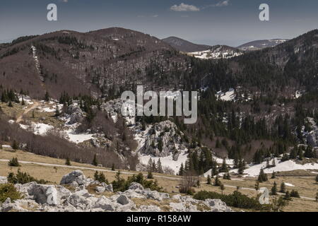 Der Kalkstein Karst Landschaft des nördlichen Velebit Gebirge um Zavižan - Balinovac - Velika Kosa, im nördlichen Velebit Nationalpark. Kroatien. Stockfoto