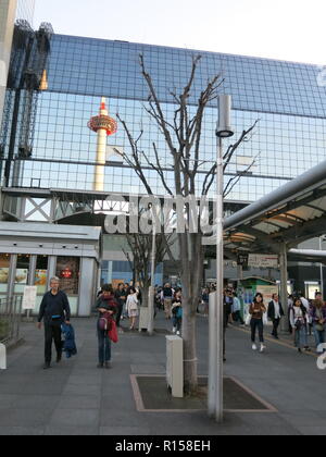 Ein Blick auf die außerhalb des geschäftigen Kyoto Bahnhof; die gesamte Station Komplex ist ein eindrucksvolles Stück moderner Architektur. Stockfoto