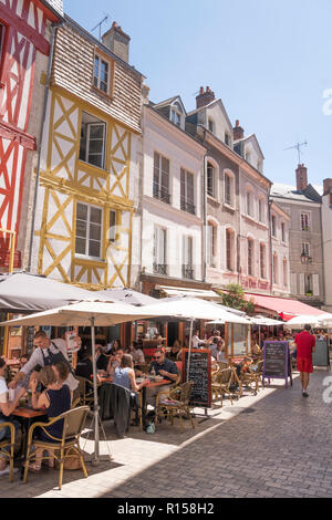 Menschen Speisen im Freien entlang der Rue Sainte-Catherine, Orléans, Center-Val de Loire, Frankreich, Europa Stockfoto