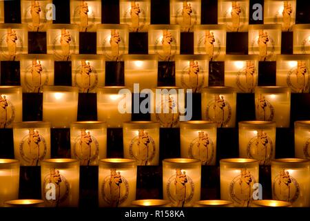 Juni 2011 - die Kerzen in der Kathedrale Notre-Dame in Paris, Frankreich, können von den Besuchern für eine kleine Spende beleuchtet werden Stockfoto