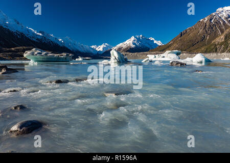 Tasman Gletscher See mit Eisbergen und schneebedeckten Bergen, Aoraki Mount Cook Nationalpark, Neuseeland Stockfoto