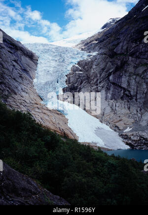 Norwegen, Sogn og Fjordane, Jostedalsbreen, Briksdalsbreen eine von mehreren Gletscherzungen, die vom Gletscher Jostedalsbreen mit schmelzwassersee und dicht bewaldeten Bereich im Vordergrund. Stockfoto