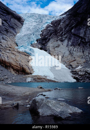 Norwegen, Sogn og Fjordane, Jostedalsbreen, Briksdalsbreen eine von mehreren Gletscherzungen, die vom Gletscher Jostedalsbreen mit schmelzwassersee und dicht bewaldeten Bereich im Vordergrund. Stockfoto