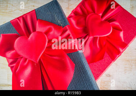 Valentinstag Geschenk Boxen mit herzförmigen Ribbon, weiß Holz- Background Copy space Stockfoto