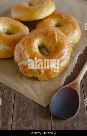 Selbst gebackene Bagels liegen auf ein Stück Backpapier. Stockfoto