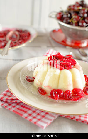 Vanille Pudding mit frisch zubereiteten cherry Kompott Stockfoto