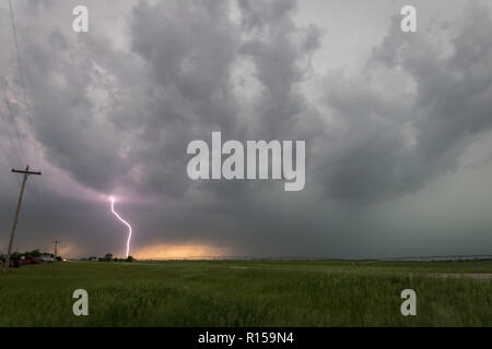 Eine starke lebendige lightningbolt Streiks, die von einer strengen Nebraska Gewitter Stockfoto