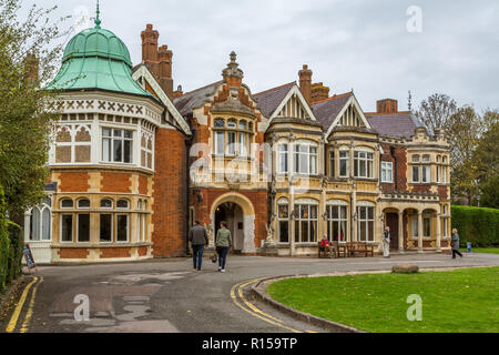 Bletchley Park ist ein Herrenhaus aus dem 19. Jahrhundert und war die Heimat der Regierung Code und Cypher Schule während des zweiten Weltkrieges 11, Winterthur, Bucks, England Großbritannien Stockfoto