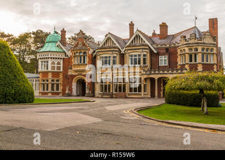 Bletchley Park ist ein Herrenhaus aus dem 19. Jahrhundert und war im Zweiten Weltkrieg Sitz der Government Code and Cypher School in Bletchley, Bucks, England Stockfoto