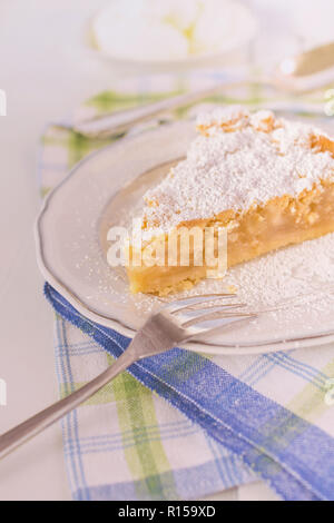 Ein Stück hausgemachten Apfelkuchen liegend auf einer Platte Stockfoto