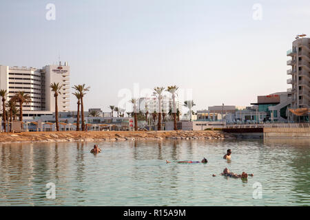 Besucher Baden im Toten Meer in Israel Stockfoto