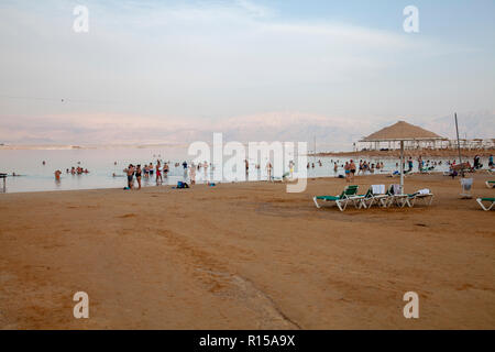 Besucher am Toten Meer in Israel. Stockfoto