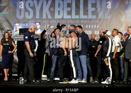 Oleksandr Usyk (links), Tony Bellew (Mitte) und der Promoter Eddie Hearn (rechts) während der wiegen an Manchester Central. Stockfoto