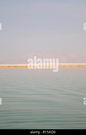 Blick über dem Toten Meer in Israel nach Jordanien Stockfoto
