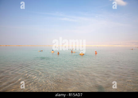 Die badegäste am Toten Meer in Israel. Stockfoto