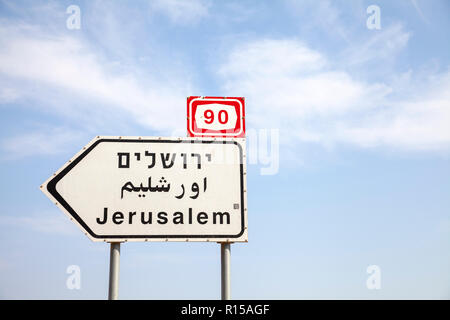 Direktionale Zeichen für Jerusalem in Israel. Stockfoto