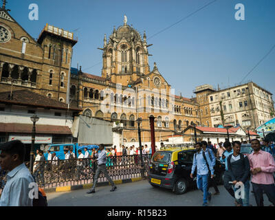 Street Scene außerhalb Bahnhof, Chhatrapati Shivaji Maharaj Terminus, Mumbai, Maharashtra, Indien Stockfoto