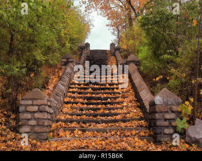 Alte Außentreppe im Herbst die Blätter fallen, Stockfoto