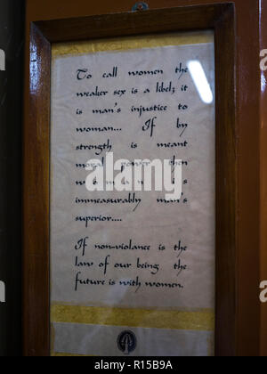 Close-up ein Zitat von Mahatma Gandhi, Mani Bhavan - Mahatma Gandhi's Residence in Mumbai 1917-1934, Gandhi's Museum und Bibliothek, Mumbai, Maharashtra, ICH Stockfoto