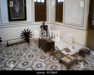 Interieur von Mahatma Gandhi's Zimmer, Mani Bhavan - Mahatma Gandhi's Residence in Mumbai 1917-1934, Gandhi's Museum und Bibliothek, Mumbai, Maharashtra, Indi Stockfoto