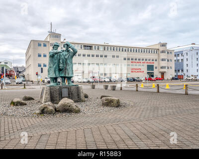 Statuen auf einer Straße im alten Hafen, die Innenstadt von Reykjavik, Island Stockfoto