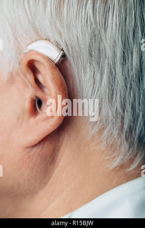Behandlung der Anhörung von älteren Mann mit einem Hörgerät, Ohr Nahaufnahme Stockfoto