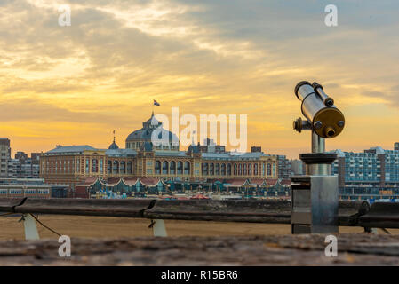 Sonnenaufgang auf dem Scheveningen Stadtbild, eine der acht Stadtteil von Den Haag, in den frühen Morgenstunden Nebel Stockfoto