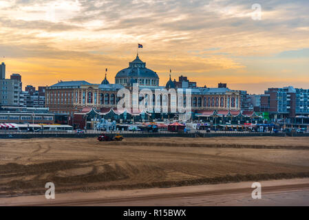 Sonnenaufgang auf dem Scheveningen cisyscape im frühen Morgennebel Stockfoto