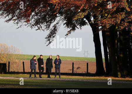 Premierminister Theresa May und der französische Präsident Emmanuel Längestrich (Mitte) mit Commonwealth Kriegsgräber Kommission freiwilliger an die Thiepval Gedenkstätte in Authuille, Frankreich. Stockfoto