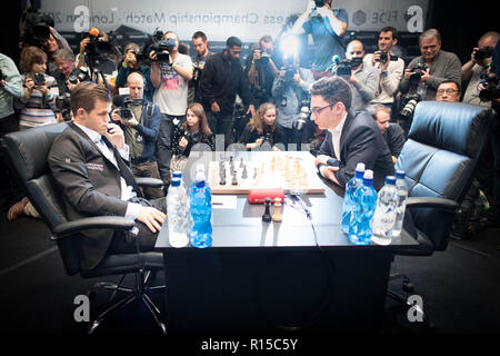 Der amtierende FIDE-Weltmeister Magnus Carlsen (links), verteidigt seinen Titel gegen uns Challenger Fabiano Caruana, während das erste Spiel der FIDE-Meisterschaft an der Hochschule, Southampton Row in Central London. Stockfoto