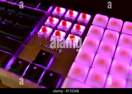 Cherry MX Tastatur mit Hintergrundbeleuchtung mit geringem Profil mechanische Schlüsselschalter auf der CES (Consumer Electronics Show) in Las Vegas, NV, USA geführt. Stockfoto