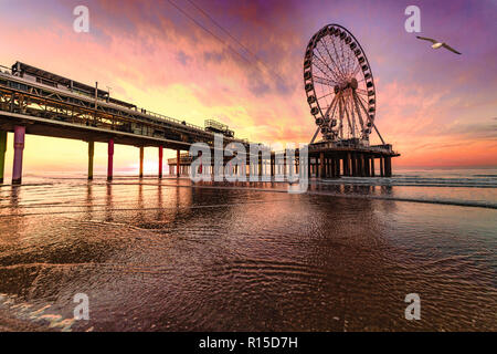 Landschaft einer Sonnenuntergang am Strand und dem Pier von Scheveningen mit niemand, keine Touristen, Den Haag, Niederlande Stockfoto