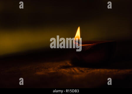 Diwali mit traditionellen Diwa aus Erde Erde Licht Stockfoto