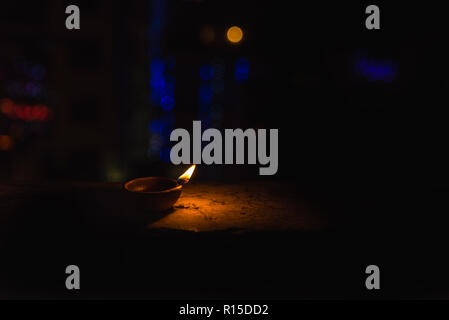 Diwali Licht mit traditionellen Diwa aus Erde Erde in Bokeh Stockfoto