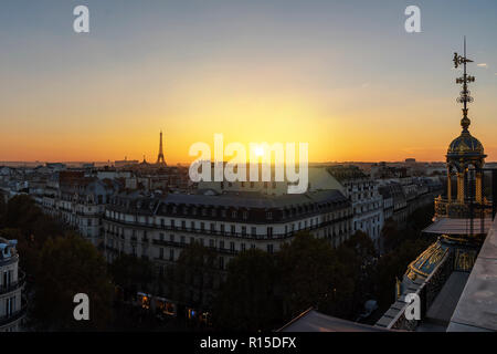 Gelb leuchtenden Sonnenuntergang auf Paris Dach der alten steinernen viktorianischen Gebäude mit den Eiffelturm noch nicht beleuchtet, Frankreich Stockfoto