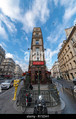 PARIS, 27. Oktober 2018 - Blick auf die typischen Stein Wohnung und Häuser am Boulevard Haussman mit einer U-Bahnstation und Restaurant Stockfoto