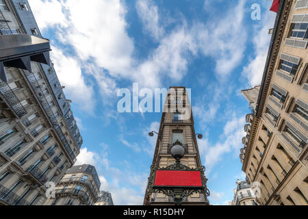 PARIS, 27. Oktober 2018 - Blick auf die typischen Stein Wohnung und Häuser am Boulevard Haussman mit einer U-Bahnstation und Restaurant Stockfoto